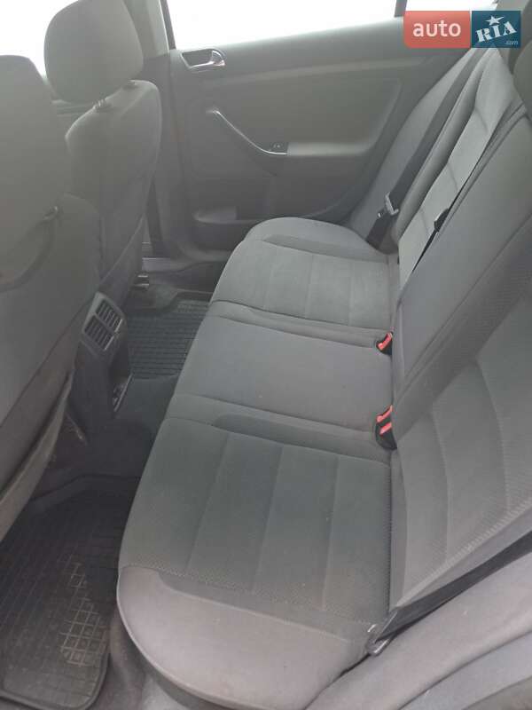 Хэтчбек Volkswagen Golf 2004 в Кривом Роге