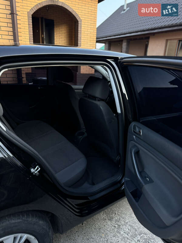 Хетчбек Volkswagen Golf 2005 в Сарнах