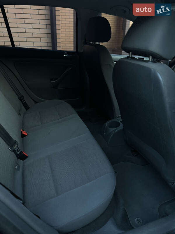 Хетчбек Volkswagen Golf 2005 в Сарнах