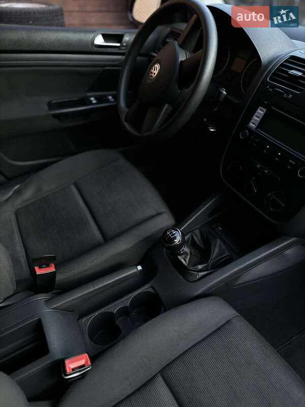 Хетчбек Volkswagen Golf 2005 в Сарнах