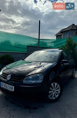 Хэтчбек Volkswagen Golf 2004 в Винниках