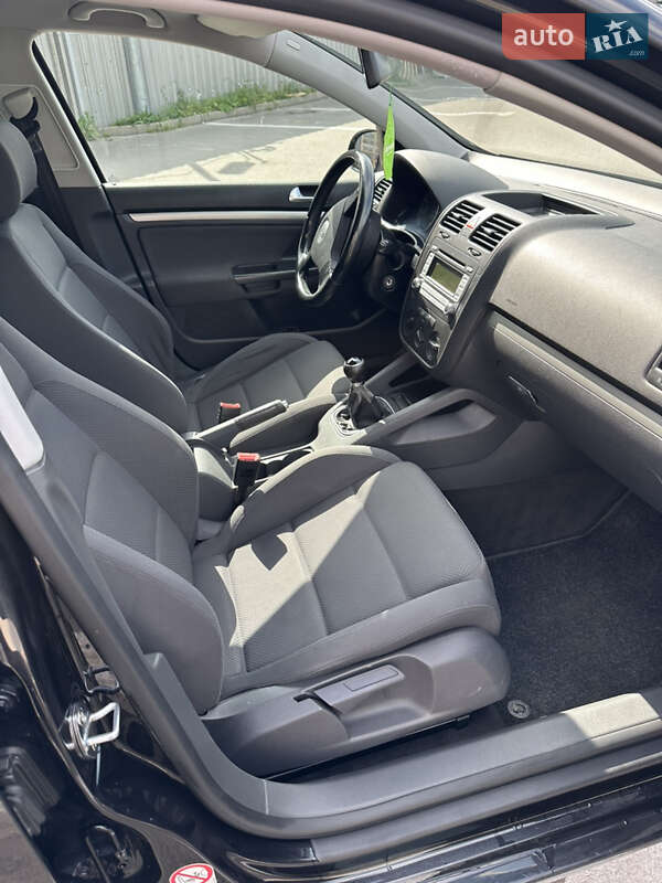 Хетчбек Volkswagen Golf 2005 в Харкові