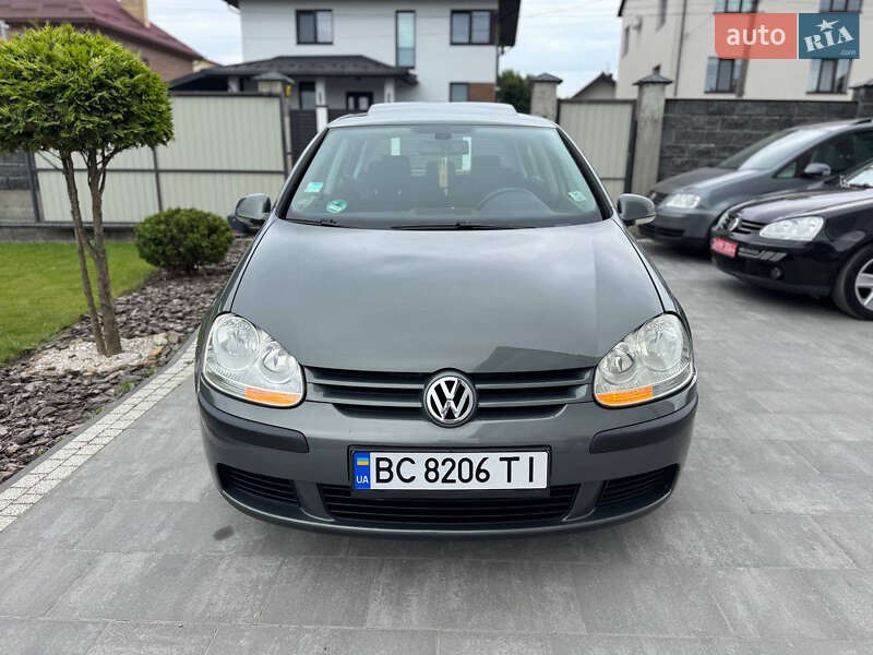 Хетчбек Volkswagen Golf 2004 в Пустомитах