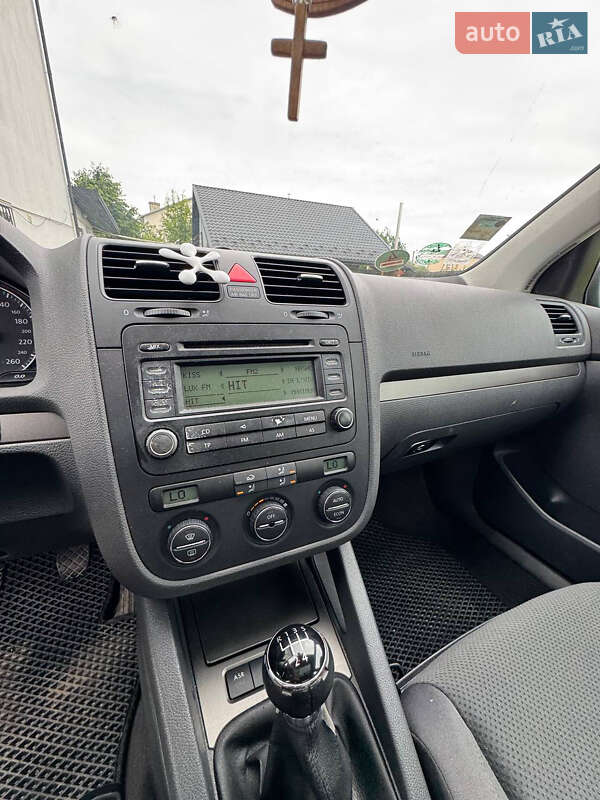 Хетчбек Volkswagen Golf 2004 в Пустомитах