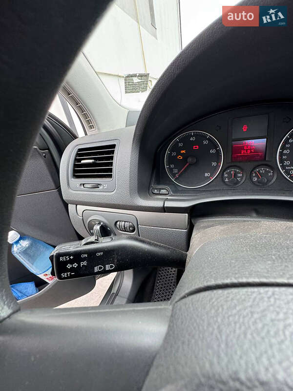Хетчбек Volkswagen Golf 2004 в Пустомитах