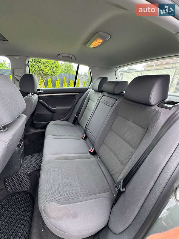 Хетчбек Volkswagen Golf 2004 в Пустомитах