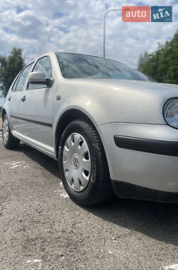 Хетчбек Volkswagen Golf 2001 в 