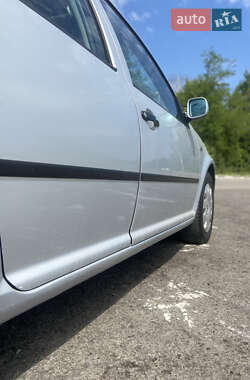 Хетчбек Volkswagen Golf 2001 в 