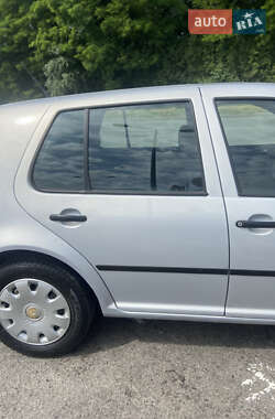 Хетчбек Volkswagen Golf 2001 в 