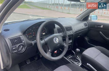 Хетчбек Volkswagen Golf 2001 в 