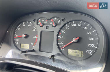 Хетчбек Volkswagen Golf 2001 в 