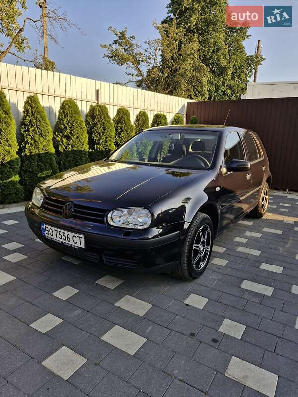 Хэтчбек Volkswagen Golf 2003 в 