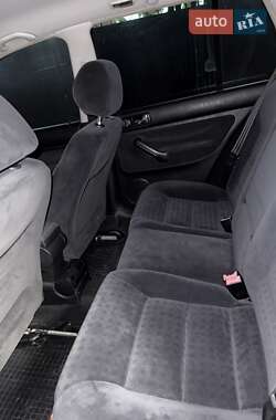 Хэтчбек Volkswagen Golf 2002 в 