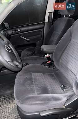 Хэтчбек Volkswagen Golf 2002 в 