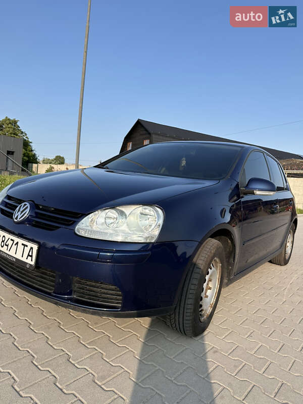 Хетчбек Volkswagen Golf 2005 в Буську