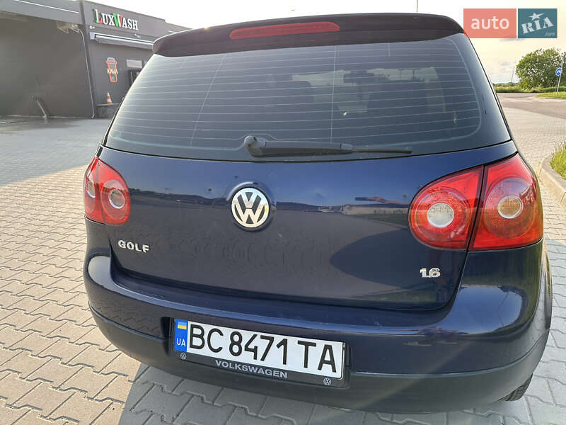 Хетчбек Volkswagen Golf 2005 в Буську