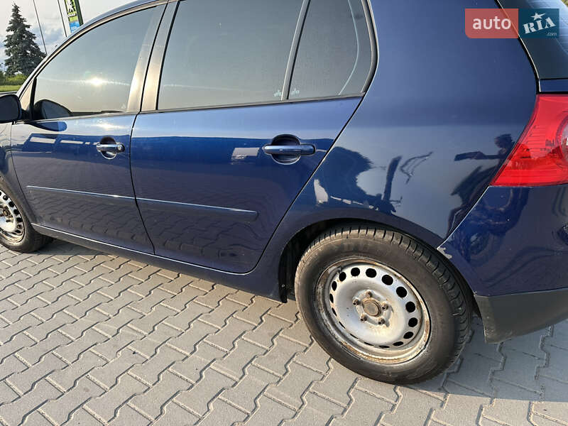 Хетчбек Volkswagen Golf 2005 в Буську