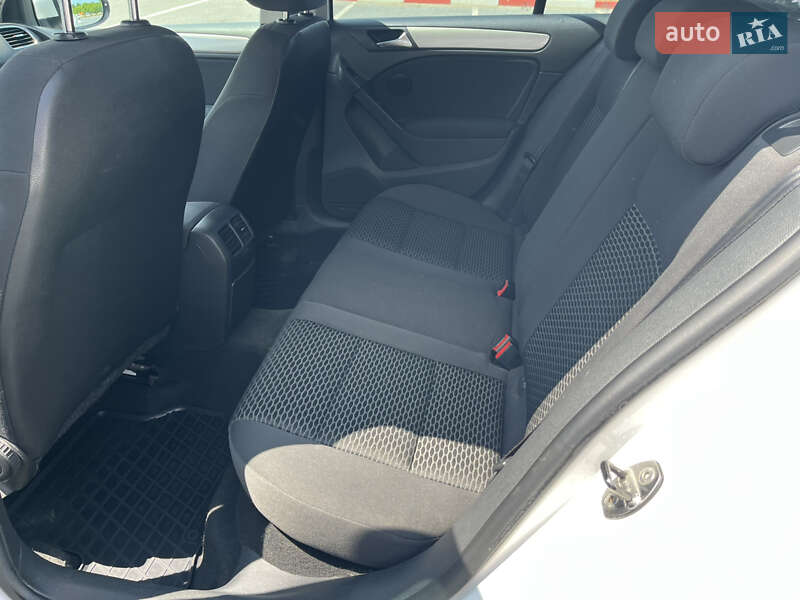 Хетчбек Volkswagen Golf 2011 в Чернівцях