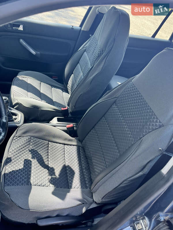 Універсал Volkswagen Golf 2003 в Чернівцях