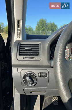 Хэтчбек Volkswagen Golf 2006 в 
