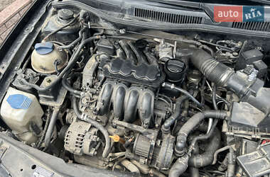 Хэтчбек Volkswagen Golf 2000 в 