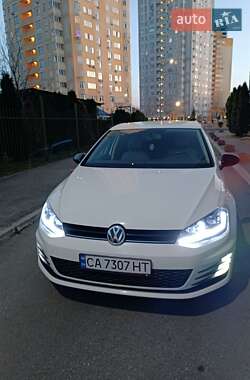 Хэтчбек Volkswagen Golf 2016 в Киеве