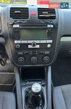 Хэтчбек Volkswagen Golf 2006 в 