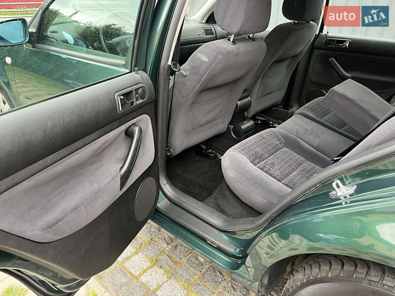 Хетчбек Volkswagen Golf 2000 в Звягелі