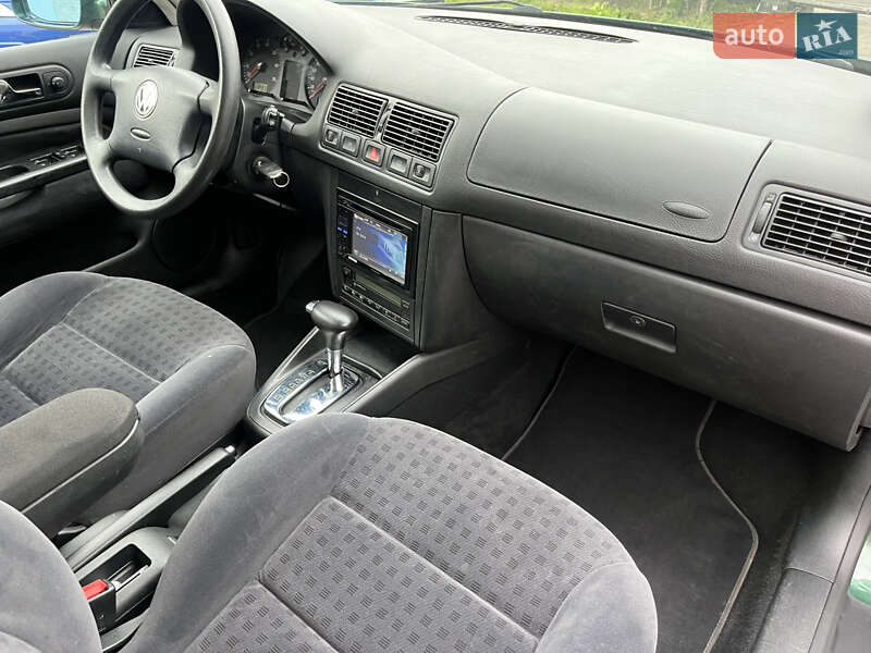 Хетчбек Volkswagen Golf 2000 в Звягелі