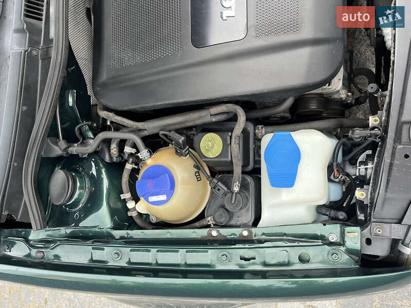 Хетчбек Volkswagen Golf 2000 в Звягелі