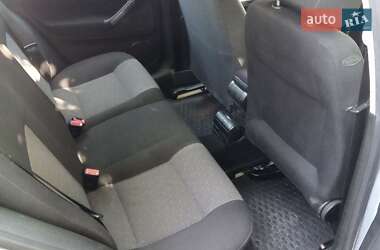 Хетчбек Volkswagen Golf 2003 в 