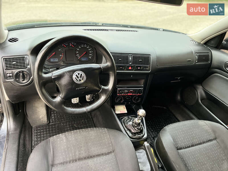 Хетчбек Volkswagen Golf 2001 в Чорткові