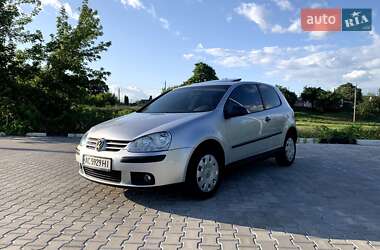 Хэтчбек Volkswagen Golf 2005 в Сарнах