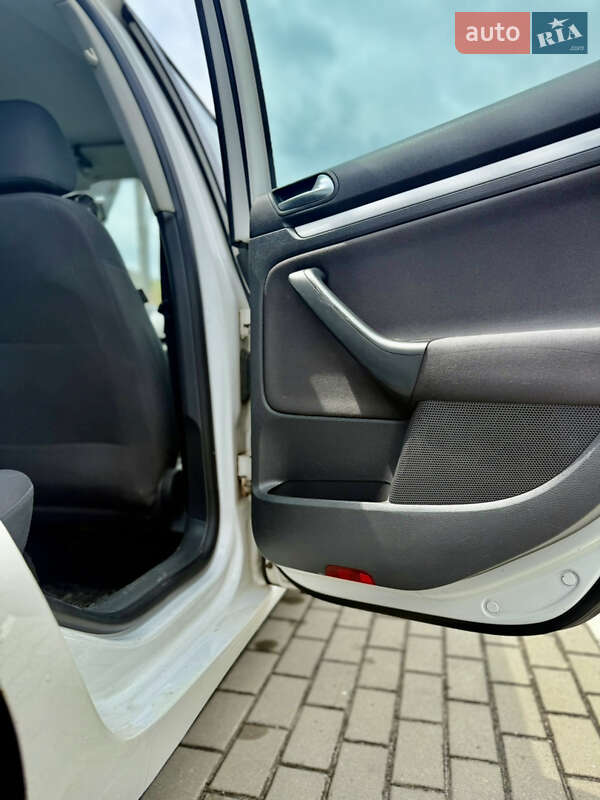 Хетчбек Volkswagen Golf 2006 в Славуті