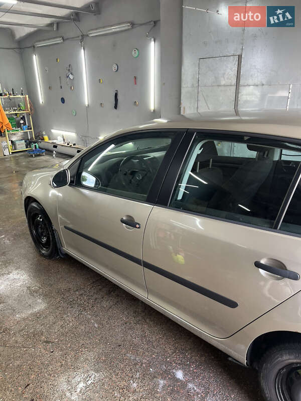 Хэтчбек Volkswagen Golf 2004 в Турийске