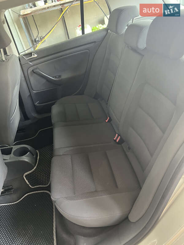 Хэтчбек Volkswagen Golf 2004 в Турийске