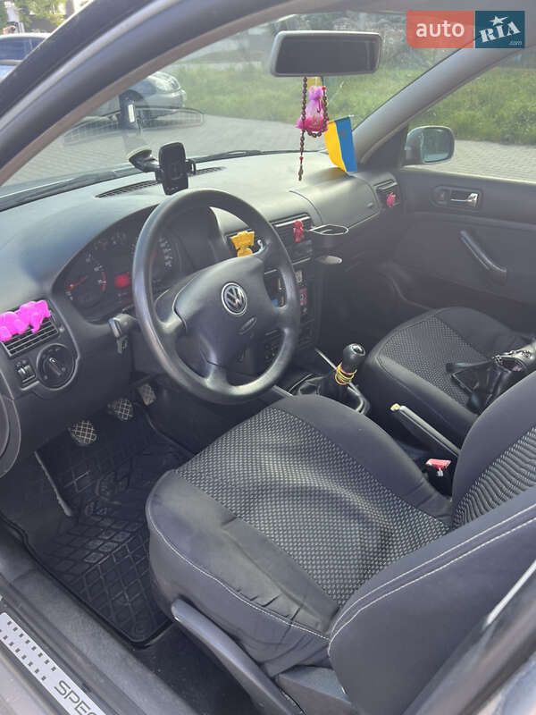 Хэтчбек Volkswagen Golf 2002 в Хмельницком