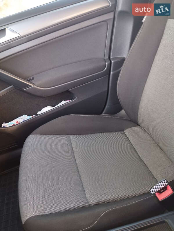 Універсал Volkswagen Golf 2013 в Золочеві