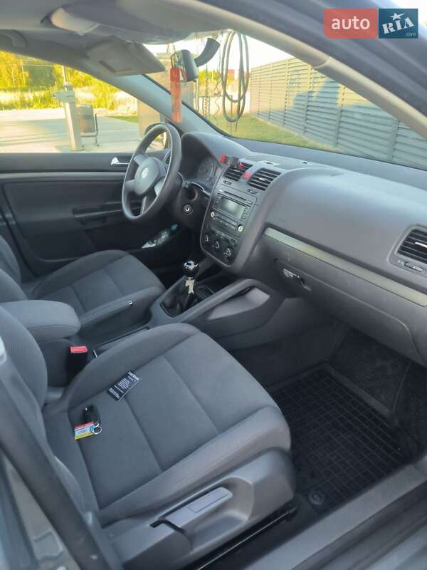 Хетчбек Volkswagen Golf 2005 в Радехові