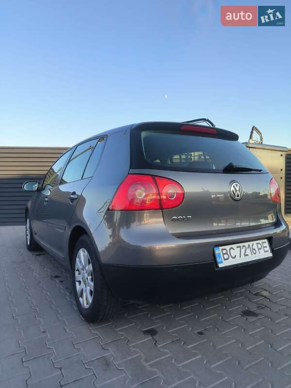 Хетчбек Volkswagen Golf 2005 в Радехові