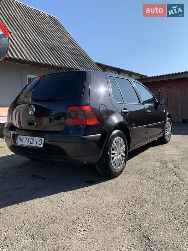 Хетчбек Volkswagen Golf 2002 в Рівному
