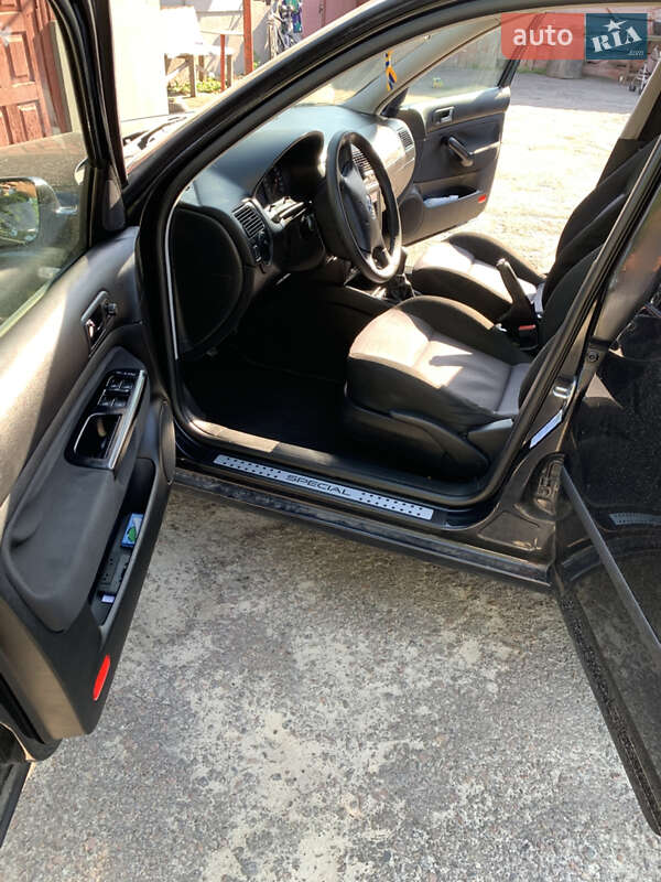 Хетчбек Volkswagen Golf 2002 в Рівному