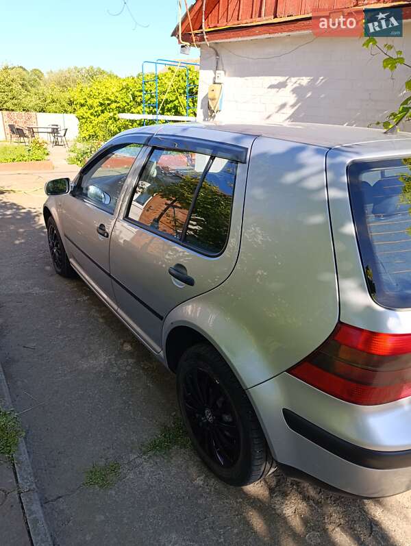 Хетчбек Volkswagen Golf 2002 в Теофіполі