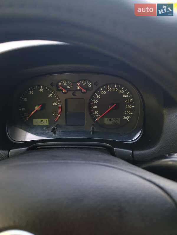 Хетчбек Volkswagen Golf 2002 в Теофіполі