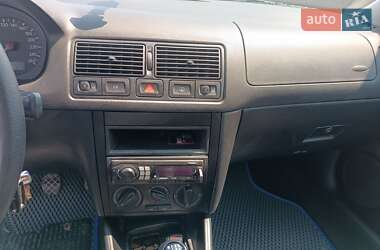 Хетчбек Volkswagen Golf 2001 в 