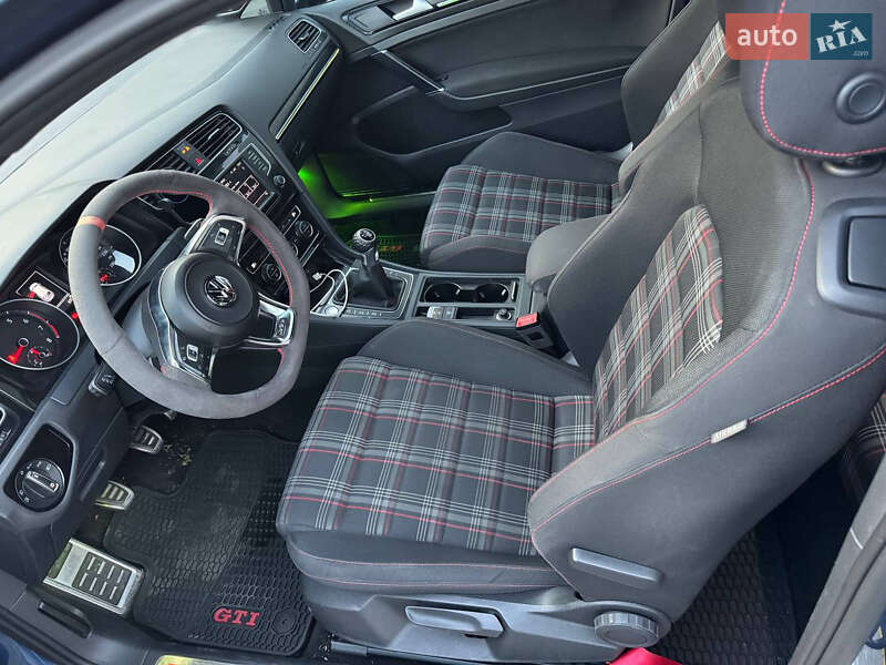 Хетчбек Volkswagen Golf 2015 в Драбіву
