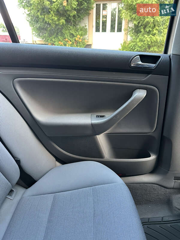 Хэтчбек Volkswagen Golf 2004 в Надворной