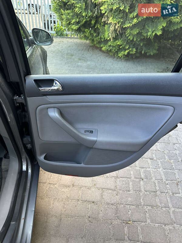 Хэтчбек Volkswagen Golf 2004 в Надворной