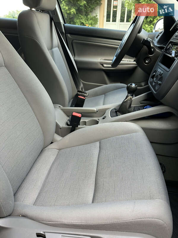 Хэтчбек Volkswagen Golf 2004 в Надворной