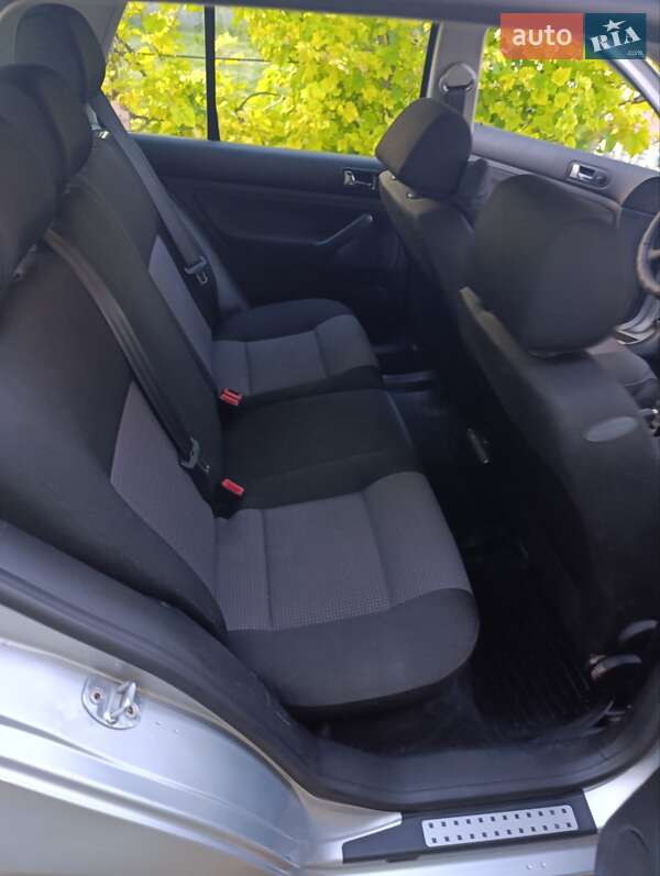 Хетчбек Volkswagen Golf 2002 в Теофіполі